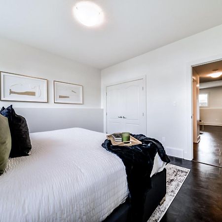 Stunning Modern Suite - King Bed - Free Parking & Netflix - Fast Wi-Fi - Long Stays Welcome Edmonton Habitación foto