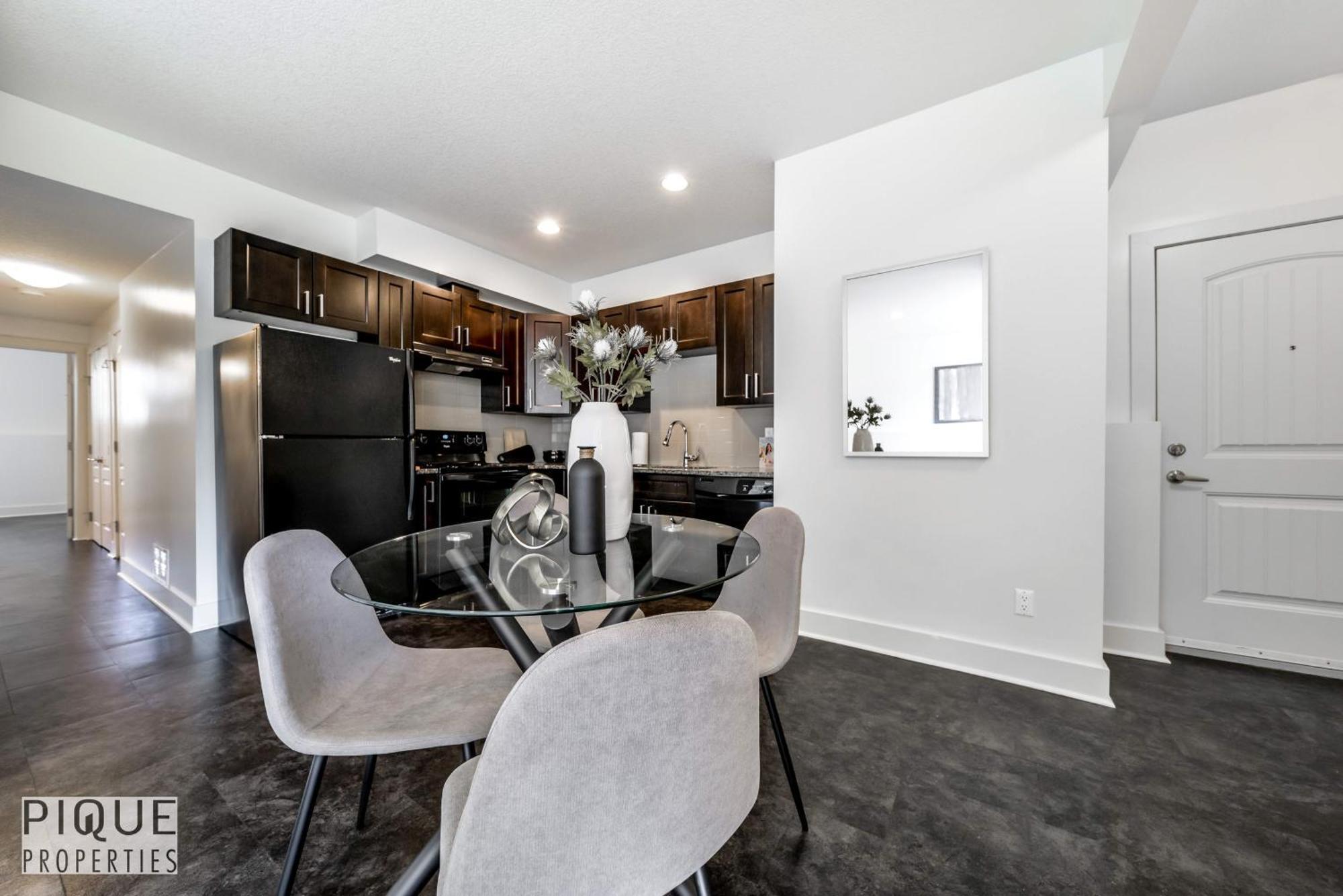 Stunning Modern Suite - King Bed - Free Parking & Netflix - Fast Wi-Fi - Long Stays Welcome Edmonton Habitación foto